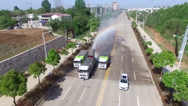 信陽(yáng)雄獅重工抑塵車(chē)、清掃車(chē)后美麗彩虹